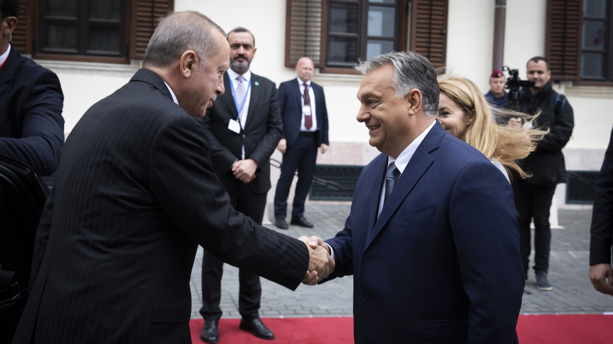 A Miniszterelnöki Sajtóiroda által közreadott képen Orbán Viktor miniszterelnök (j) fogadja Recep Tayyip Erdogan török elnököt a Karmelita kolostor előtt 2019. november 7-én.