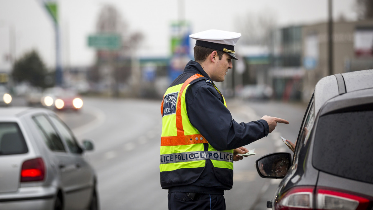 Közúti gépjármű-ellenőrzés Szentendrén 2018. március 8-án. A Pest Megyei Rendőr-főkapitányság Balesetmegelőzési Bizottsága és a Szentendrei Rendőrkapitányság közös szervezésében Nőnapi figyelem elnevezéssel tartott közúti ellenőrzést.