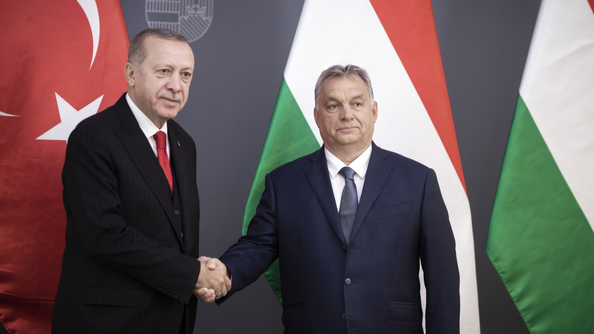 A Miniszterelnöki Sajtóiroda által közreadott képen Orbán Viktor miniszterelnök (j) fogadja Recep Tayyip Erdogan török elnököt a Karmelita kolostorban 2019. november 7-én.