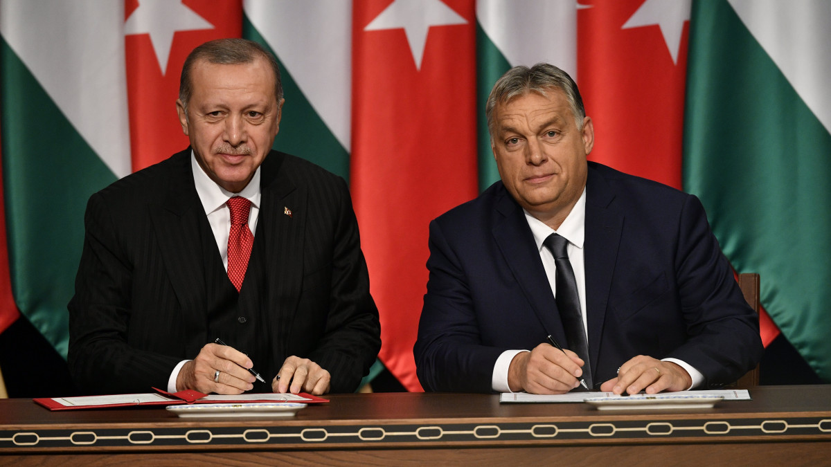 Recep Tayyip Erdogan török elnök (b) és Orbán Viktor miniszterelnök Budapesten, a Várkert Bazárban tartott sajtótájékoztatón 2019. november 7-én.