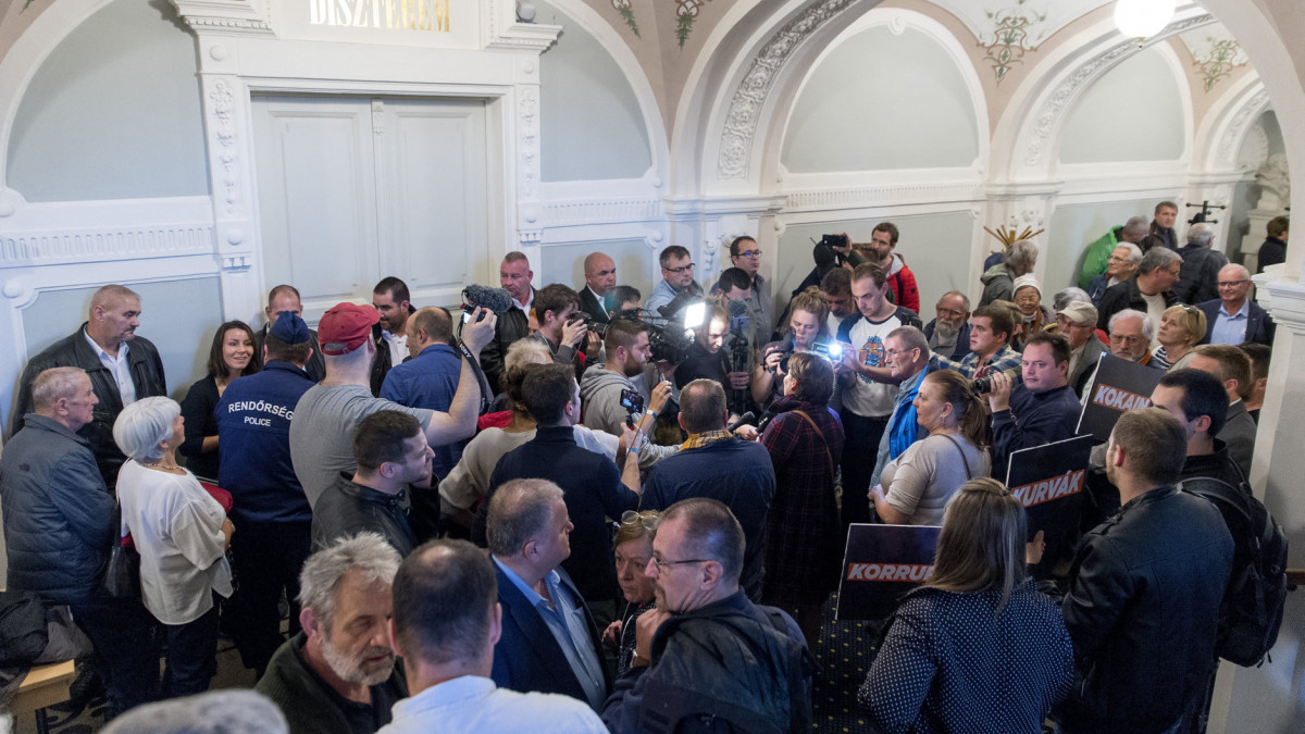 Ellenzéki szimpatizánsok a Győri Közgyűlés alakuló ülése közben a városháza díszterme előtt 2019. november 7-én. Az alakuló ülés ideje alatt a terem ajtajait teremőrök tartották zárva.