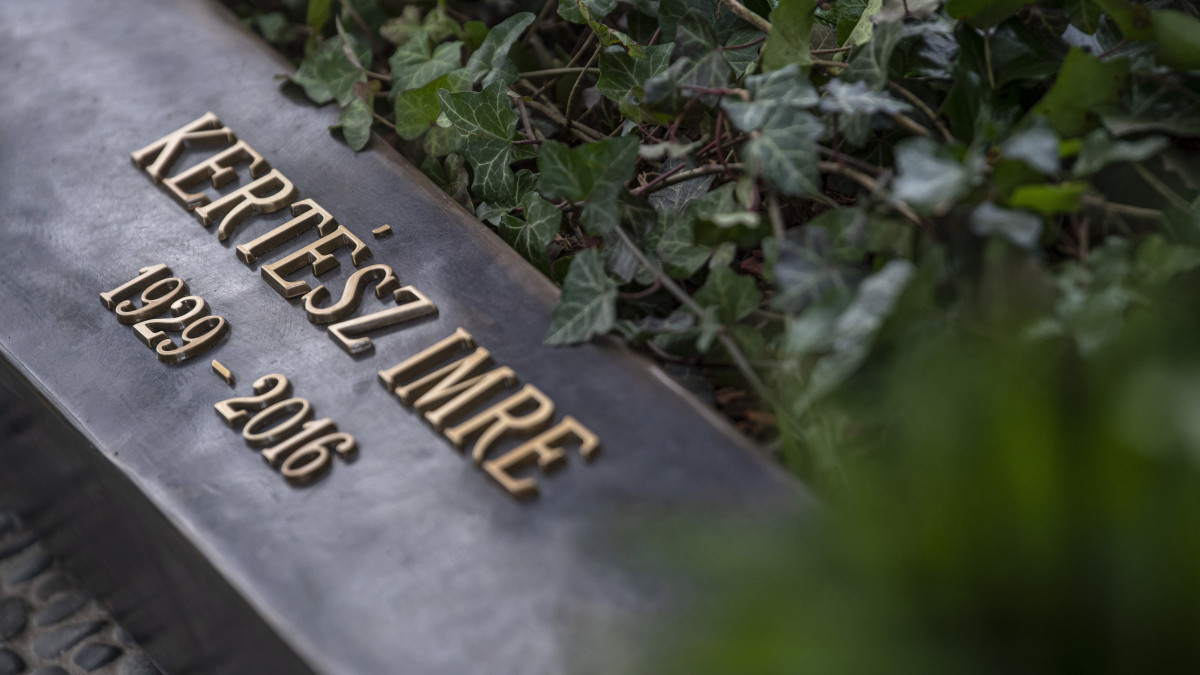 Kertész Imre író újonnan felavatott síremléke a Fiumei úti sírkertben 2019. november 8-án.