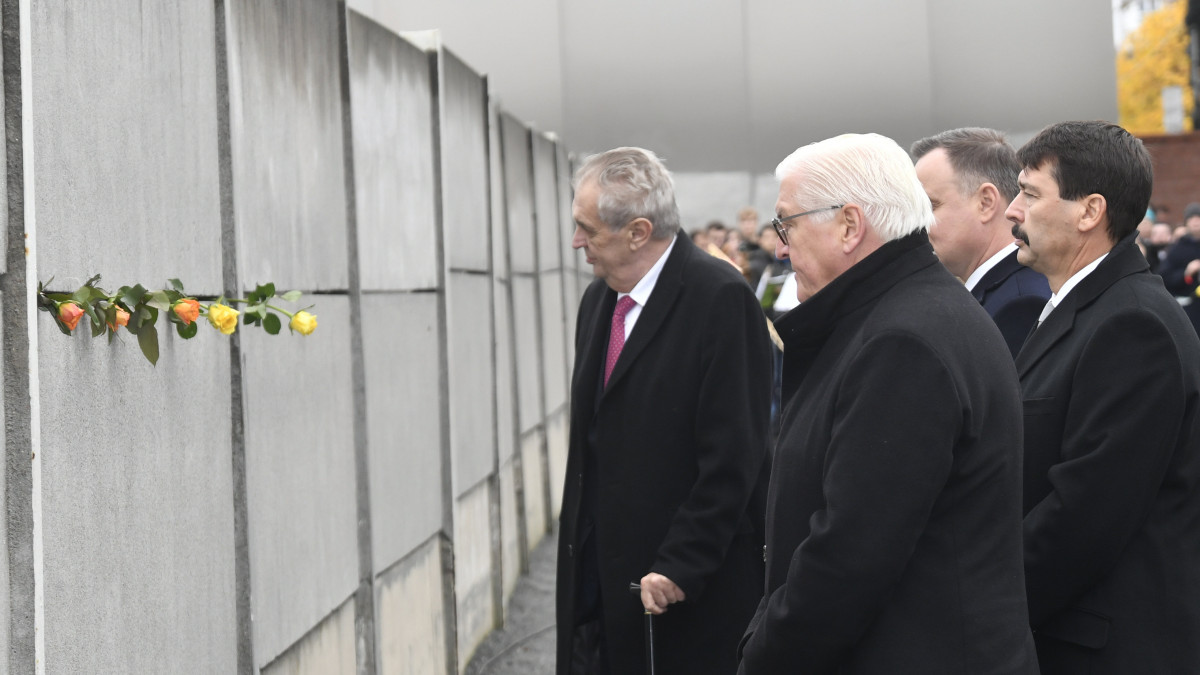 Frank-Walter Steinmeier német (j3), Áder János magyar (j), Andrzej Duda lengyel (j2, takarásban) és  Milos Zeman cseh (b) államfő a berlini fal ledöntésének 30. évfordulója alkalmából tartott ünnepségen 2019. november 9-én.