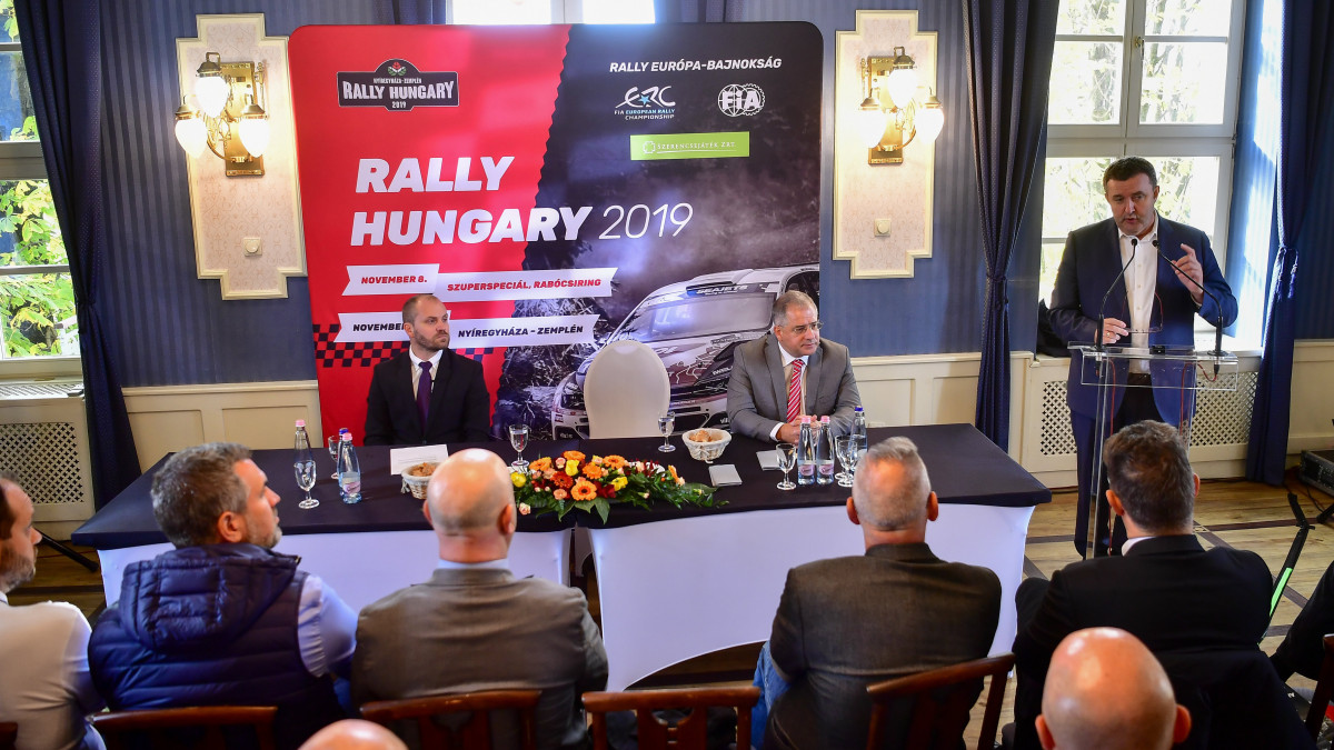 Palkovics László innovációs és technológiai miniszter sajtótájékoztatót tart a rali Európa-bajnoki (ERC) futam és a Rally Hungary 4. gyorsasági szakasza előtt Mezőzomboron, a Sárga Borházban 2019. november 9-én. A miniszter bejelentette: Magyarország 2022-től gyorsaságimotoros-világbajnoki (MotoGP) futamot rendezhet. Mellette Talmácsi Gábor világbajnok gyorsasági motorversenyző (b) és Kósa Lajos fideszes parlamenti képviselő.