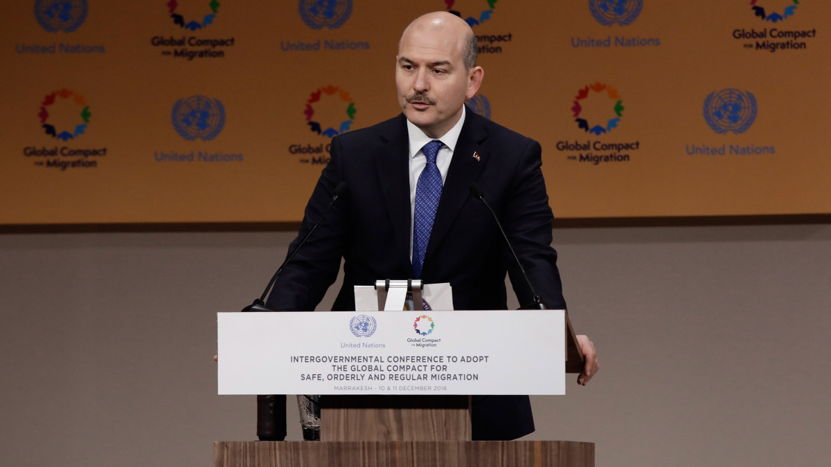 Süleyman Soylu török belügyminiszter beszédet mond az ENSZ globális migrációs megállapodásáról tartott kétnapos kormányközi konferencián a marokkói Marrákesben 2018. december 10-én. A 150 ország részvételével zajló tanácskozáson elfogadták az ENSZ jogilag nem kötelező érvényű globális migrációs csomagját, amelyet december 19-én bocsátanak szavazásra a világszervezet közgyűlésén.