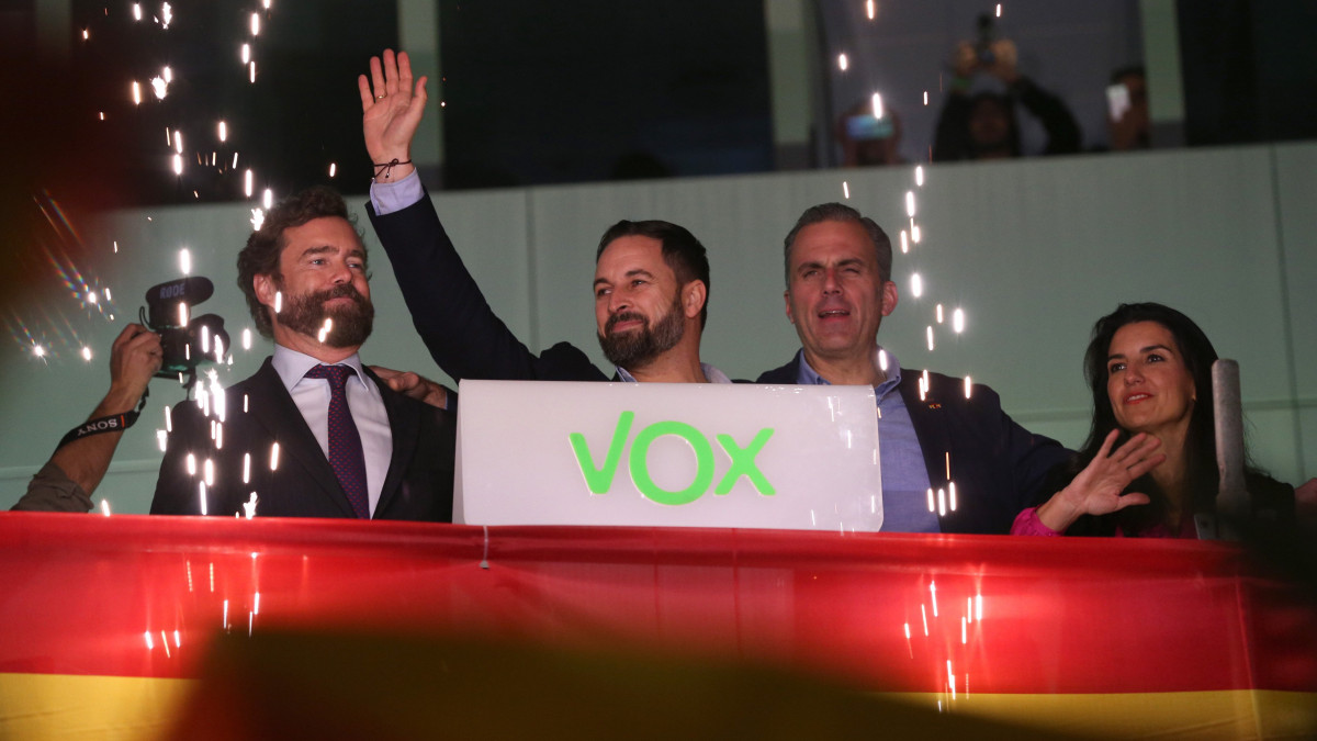 Santiago Abascal, a VOX spanyol radikális jobboldali párt vezetője és kormányfőjelöltje (b2) sajtótájékoztatót tart a párt madridi székházában 2019. november 10-én, a spanyol parlamenti választások napján.