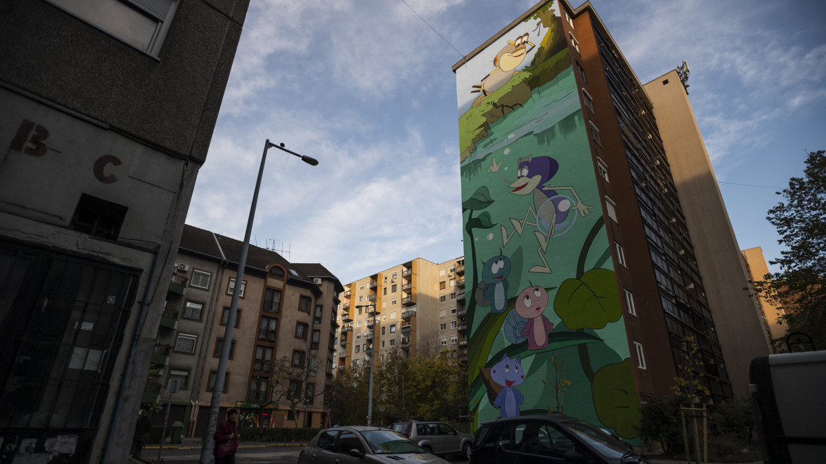 A Vízipók-csodapók című rajzfilm karaktereit ábrázoló falfestmény a VIII. kerületben, egy Leonardo da Vinci utcában álló lakóház tűzfalán 2019. november 11-én. A 350 négyzetméteres alkotást a Színes Város Csoport készítette.