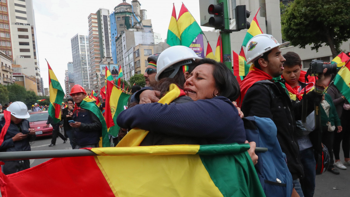 Evo Morales bolíviai elnök lemondását ünneplik fővárosiak La Pazban 2019. november 10-én. Morales azt követően jelentette be lemondását, miután a rendőrség és a hadsereg is felszólította, hogy távozzon az államfői posztról.