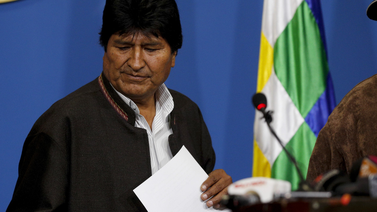 Evo Morales hivatalban levő bolíviai elnök sajótájékoztatót tart La Pazban 2019. november 10-én, ahol bejelentette a választások megismétlését és egy új választási bizottság felállítását. A döntést Morales az Amerikai Államok Szervezetének (OAS) a nap folyamán közzétett közleményével indokolta, amely szerint az október 20-i elnökválasztáson nyilvánvaló szabálytalanságok történtek. A dél-amerikai országban három hete zajlanak tüntetések és összecsapások, ellenzéki csoportok szerint Morales csalással nyerte meg az elnökválasztást, és ezért a lemondását követelik.
