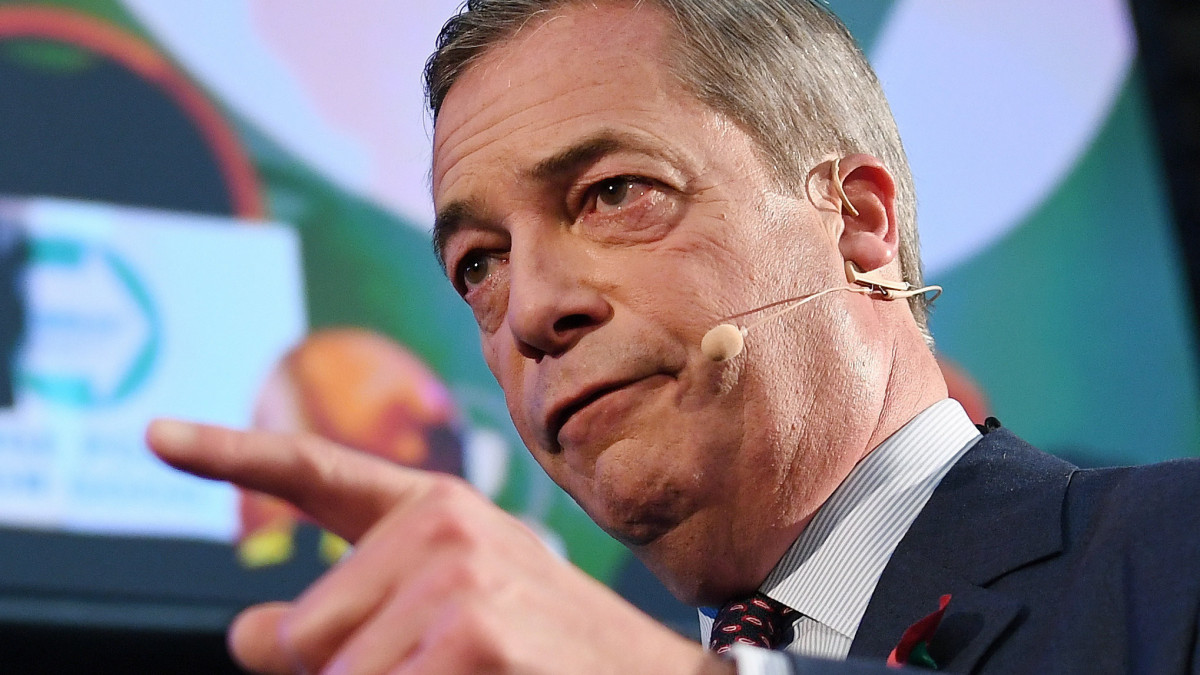 Nigel Farage, a legradikálisabb EU-ellenes brit politikai erő, a Brexit Párt alapító vezetője beszédet mond egy pártgyűlésen Londonban 2019. november 4-én. Nagy-Britanniában december 12-én előrehozott parlamenti választást tartanak.