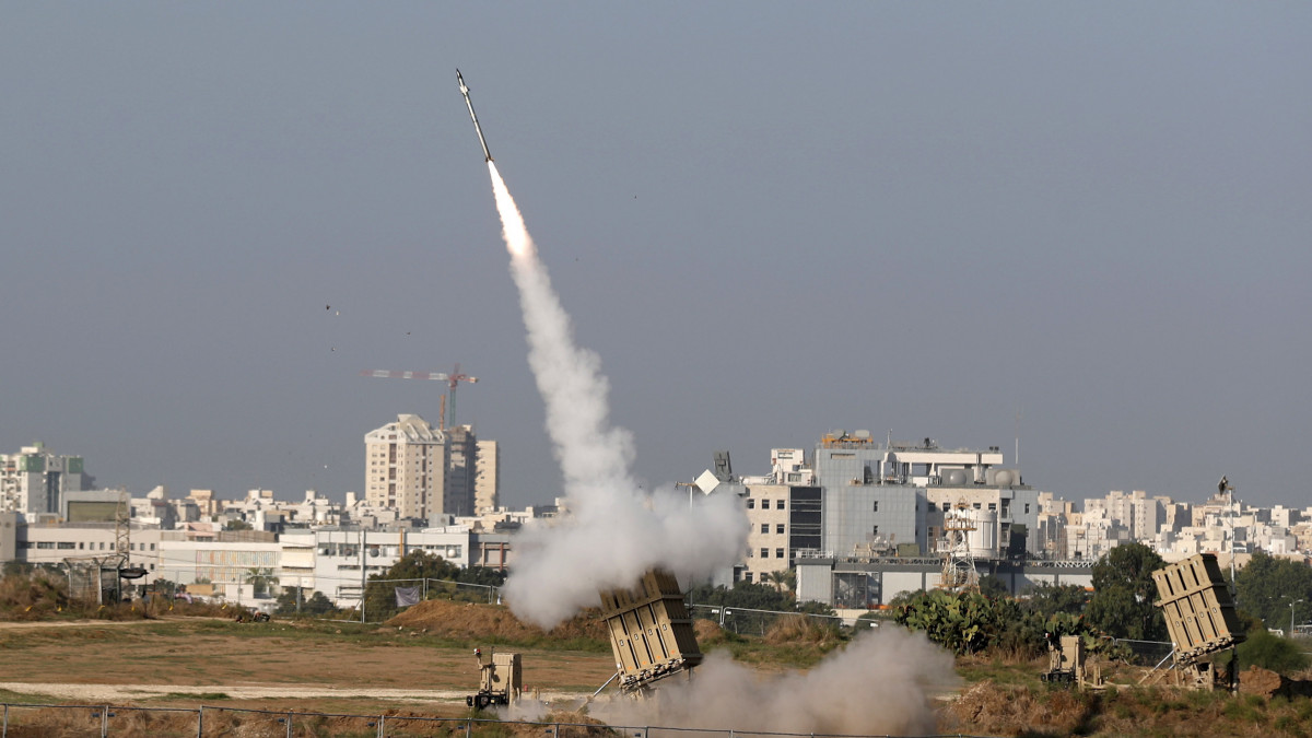 Elfogórakétát lő ki az izraeli hadsereg Vaskupola légvédelmi rendszere a Gázai övezet palesztin fegyvereseinek rakétatámadása ellen az izraeli Asdódnál 2019. november 12-én. Reggelre virradóra egy célzott izraeli légicsapás megölte Bahá Abu al-Attát, az Irán támogatását élvező Iszlám Dzsihád nevű palesztin terrorszervezet műveleti parancsnokát gázai otthonában. A szervezet megtorlóakcióba kezdett, Izrael déli részén háborús készültséget rendeltek el.