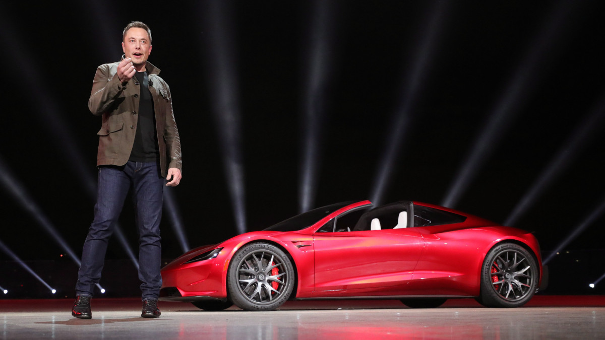 Los Angeles, 2017. november 17.A Tesla Motors által közreadott képen Elon Musk, a Tesla vezérigazgatója bemutatja az amerikai cég elektromos meghajtású kétüléses sportkabrioletjét, a Roadstert a Los Angeles-i tervezőközpontban 2017. november 16-án. (MTI//EPA/Tesla)