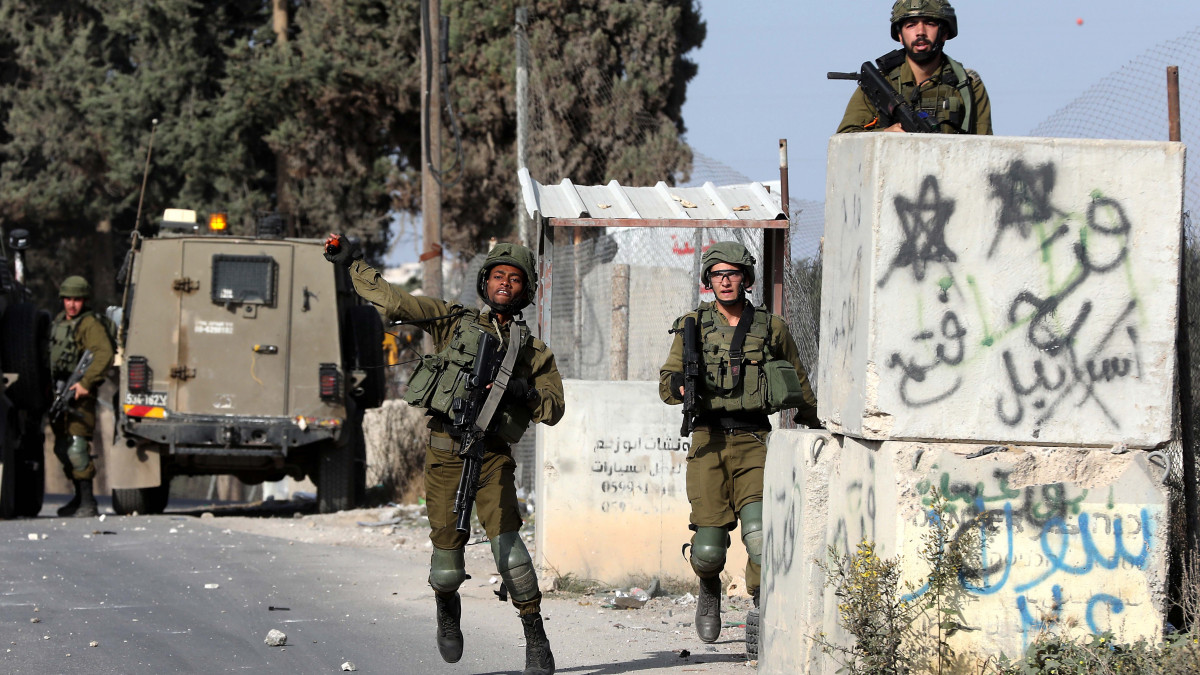Izraeli katonák hanggránátot hajítanak palesztin tüntetők felé a ciszjordániai Hebronban 2019. november 13-án, miután két nappal korábban izraeli katonák lelőttek egy 22 éves palesztin tüntetőt, Omar Badavit egy tüntetésen.  Az izraeli hadsereg szóvivője szerint eddig Gázából mintegy kétszázötven rakétával támadták Izrael területét, miután előző nap az izraeli hadsereg és a Sin Bet belbiztonsági szervezet közös akcióban megölte az Iszlám Dzsihád egyik gázai vezetőjét, Bahá Abu al-Atát.