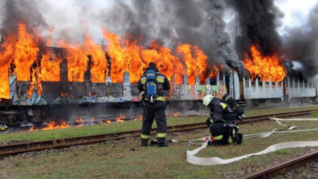 Vasúti kocsikban feltörő lángokkal küzdöttek a tűzoltók - fotó