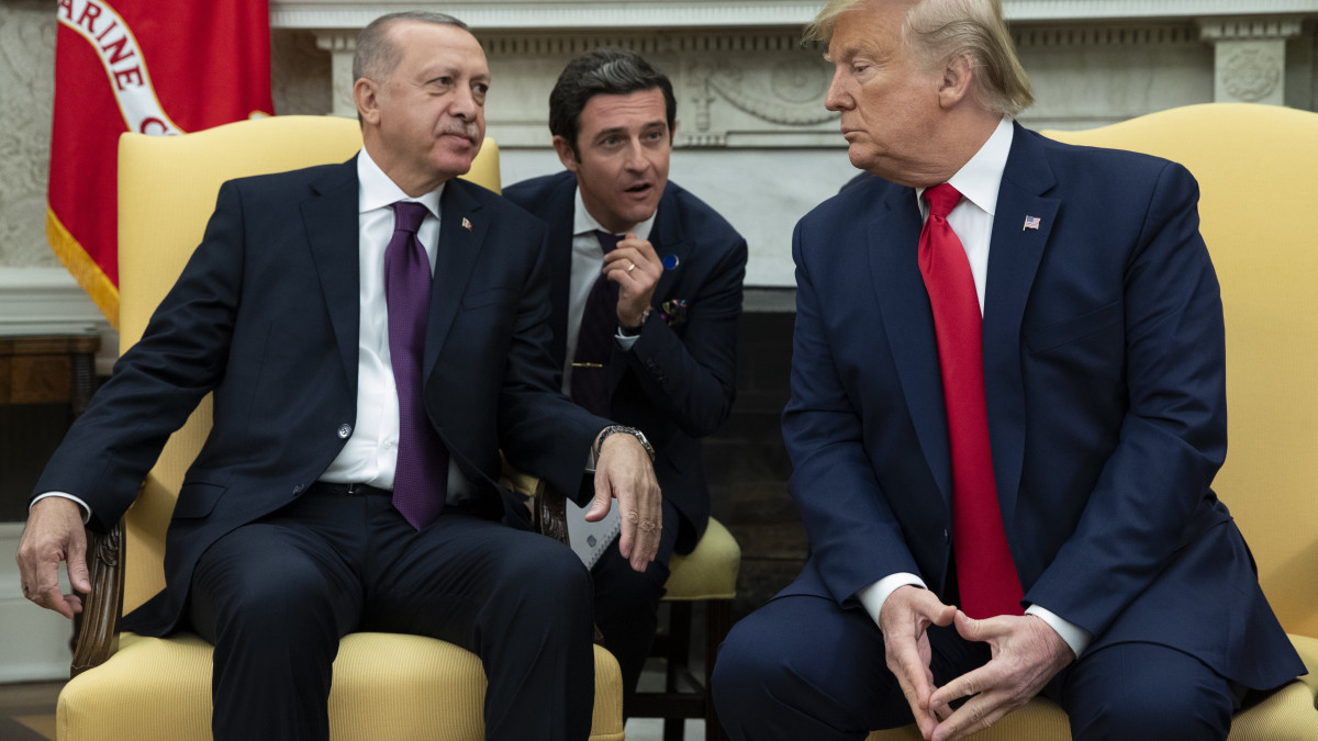 Recep Tayyip Erdogan török államfő (b) és Donald Trump amerikai elnök megbeszélést tart a washingtoni Fehér Ház Ovális Irodájában 2019. november 13-án.