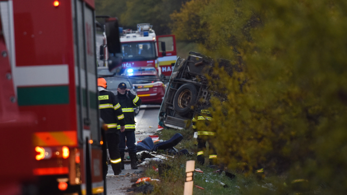 Tűzoltók intézkednek egy közúti baleset helyszínén, a nyugat-szlovákiai Nyitragerencsér közelében, ahol egy kamionnal ütközött egy autóbusz, amely az árokba szaladt és felborult 2019. november 13-án. A szerencsétlenségben legkevesebb tizenketten meghaltak, a sebesültek száma megközelíti a húszat.