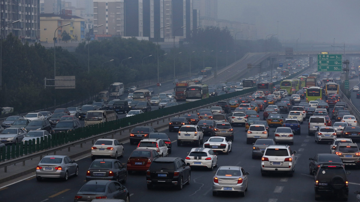 Peking, 2015. október 7.Járművek araszolnak sűrű szmogban Pekingben, ahol meghaladta az egészségügyi határértéket a levegőszennyezés mértéke 2015. október 7-én. (MTI/EPA/Vu Hung)