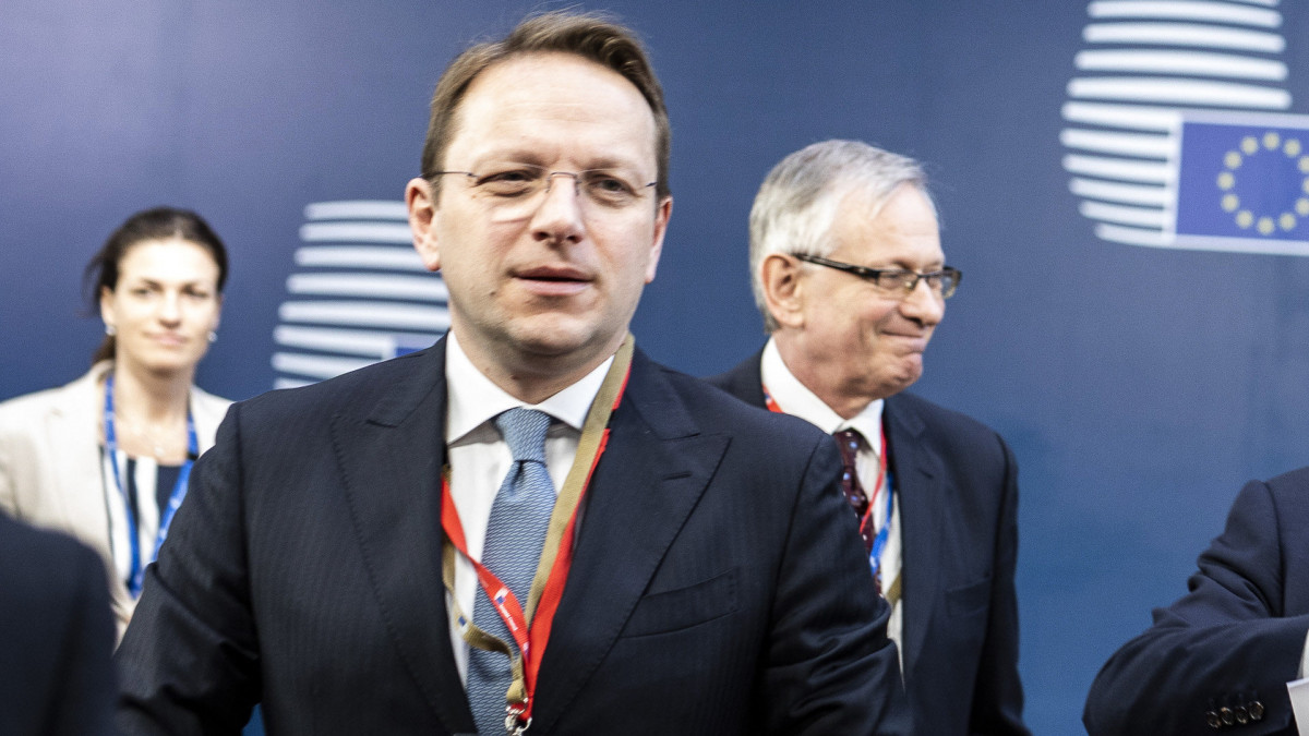 A Miniszterelnöki Sajtóiroda által közreadott képen Várhelyi Olivér, a magyar állandó képviselet vezetője és Varga Judit államtitkár társaságában 2019. március 22-én.