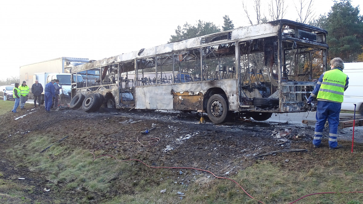 Kiégett autóbusz az M5 autópályán Inárcsnál 2019. november 14-én. A balesetben senki nem sérült meg.