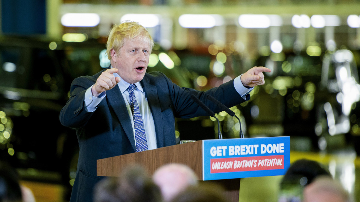 Boris Johnson konzervatív párti brit miniszterelnök beszédet mond választási kampánykörútján egy elektromos taxikat gyártó üzemben, a közép-angliai Coventry közelében 2019. november 13-án. Johnson kijelentette: a brit EU-tagság megszűnésének (Brexit) feltételrendszerét rögzítő megállapodás, amelyet az ő kormánya ért el az Európai Unióval, készen áll, és a Konzervatív Pártnak az eddigi alsóházi létszámnál csak kilenccel több képviselői helyet kell szereznie a december 12-ére kiírt előrehozott parlamenti választáson ahhoz, hogy januárban végig lehessen vinni a ratifikációs folyamatot.