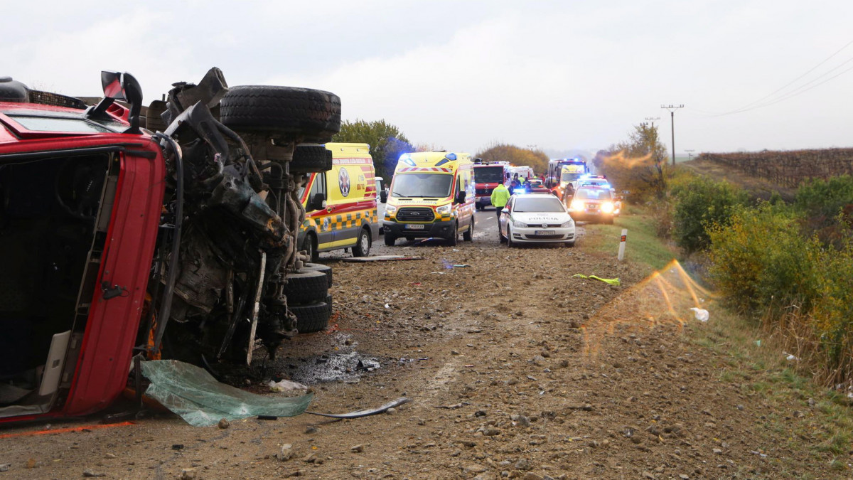 A szlovák rendőrség felvétele egy felborult kamionról egy közúti baleset helyszínén, a nyugat-szlovákiai Nyitragerencsér közelében, ahol összeütözött a kamionnal egy autóbusz, amely az árokba szaladt és felborult 2019. november 13-án. A szerencsétlenségben legkevesebb tizenketten meghaltak, a sebesültek száma megközelíti a húszat.