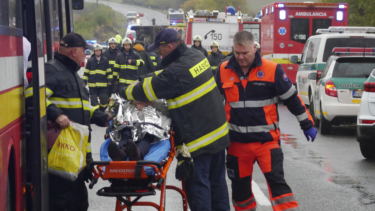 Sebesültet visznek kórházba egy közúti baleset helyszínéről a nyugat-szlovákiai Nyitragerencsér közelében, ahol egy kamionnal ütközött egy autóbusz, amely az árokba szaladt és felborult 2019. november 13-án. A szerencsétlenségben legkevesebb tizenketten meghaltak, a sebesültek száma megközelíti a húszat.