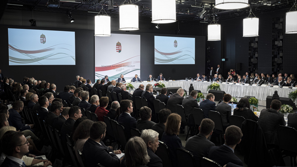A Miniszterelnöki Sajtóiroda által közreadott képen Orbán Viktor miniszterelnök (balról az asztalnál, k) beszédet mond a Magyar Állandó Értekezlet (MÁÉRT) XVIII. plenáris ülésén a Várkert Bazárban 2019. november 15-én. Mellette Semjén Zsolt nemzetpolitikáért felelős miniszterelnök-helyettes (b2), Grezsa István, Szabolcs-Szatmár-Bereg megye és Kárpátalja együttműködésének fejlesztéséért és a Kárpát-medencei Óvodafejlesztési Program koordinálásáért felelős miniszteri biztos (b), Potápi Árpád János nemzetpolitikáért felelős államtitkár (j2) és Szilágyi Péter, a Miniszterelnökség nemzetpolitikáért felelős miniszteri biztosa (j).