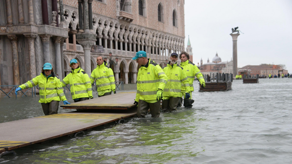 Lezárják a Szent Márk teret a tengervízzel elöntött Velencében 2019. november 15-én. A vízszint ismét emelkedik három nappal azután, hogy a heves esőzések nyomán 187 centiméteres, rekord magasságú tengervíz öntötte el a várost. Az olasz kormány szükségállapotot hirdetett a tengerár miatt Velencében.