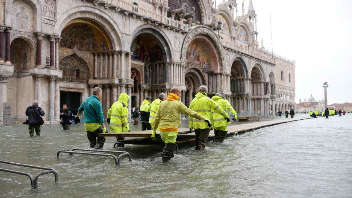 Lezárják a Szent Márk teret a tengervízzel elöntött Velencében 2019. november 15-én. A vízszint ismét emelkedik három nappal azután, hogy a heves esőzések nyomán 187 centiméteres, rekord magasságú tengervíz öntötte el a várost. Az olasz kormány szükségállapotot hirdetett a tengerár miatt Velencében.