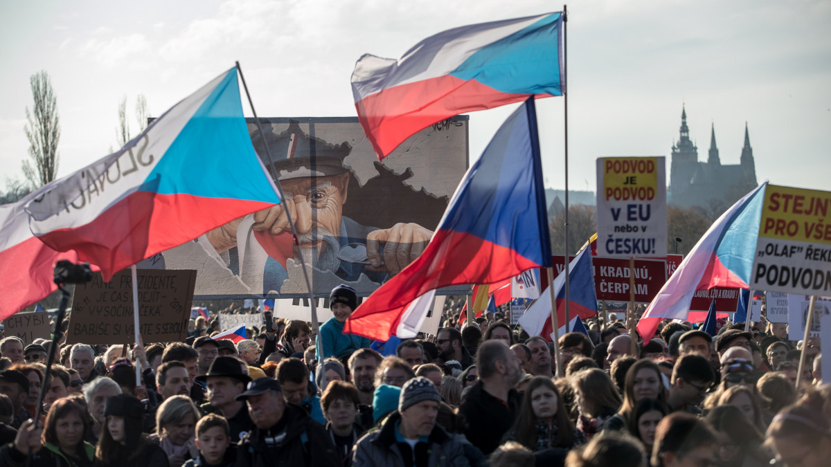 Andrej Babis cseh miniszterelnök lemondását követelik a Millió pillanat a demokráciáért nevű civil társulás prágai nagygyűlésén 2019. november 16-án. A megmozduláson legalább 200 ezren vettek részt. Mikulás Minár, a szervezet elnöke közölte, hogy január 7-én újabb tiltakozási hullámot indítanak el, amennyiben Babis az év végéig nem tesz eleget követelésüknek.