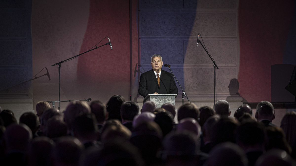 A Miniszterelnöki Sajtóiroda által közreadott képen Orbán Viktor miniszterelnök beszédet mond a bársonyos forradalom 30. évfordulójának alkalmából rendezett megemlékezésen Prágában 2019. november 17-én.