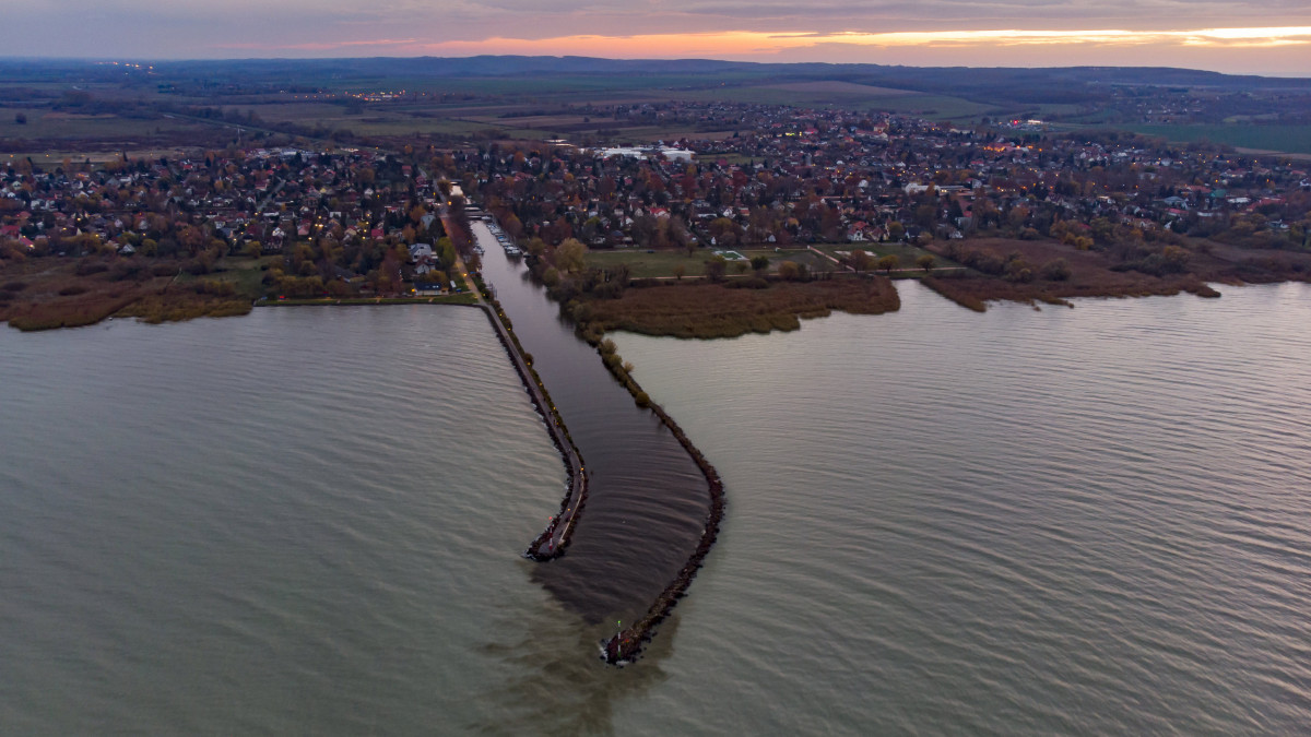 Egészségre ártalmatlan tőzeges víz folyik a Balatonba a Nyugati-övcsatornából a balatonmáriafürdői molónál 2019. november 17-én.