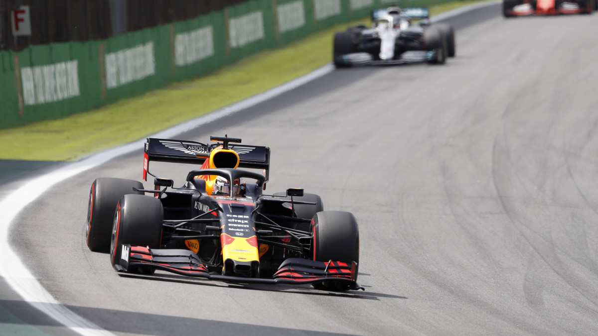 Max Verstappen, a Red Bull holland versenyzője a Forma-1-es autós gyorsasági világbajnokság Brazil Nagydíján a Sao Pauló-i Interlagos pályán 2019. november 17-én.