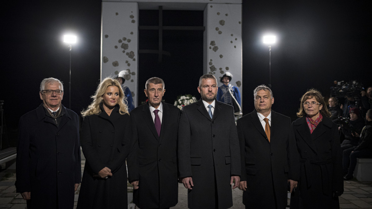 A Miniszterelnöki Sajtóiroda által közreadott képen Orbán Viktor miniszterelnök (j2) és felesége, Lévai Anikó (j), Peter Pellegrini szlovák (j3), Andrej Babis cseh kormányfő (j4) és felesége, Monika Babisová (j5), valamint Jacek Czaputowicz lengyel külügyminiszter (j6) a 30 évvel ezelőtti csehszlovák rendszerváltoztatás, a bársonyos forradalom kezdetének alkalmából rendezett koszorúzáson a Szabadság Kapuja emlékművénél a Pozsonyhoz tartozó Dévényben 2019. november 17-én.