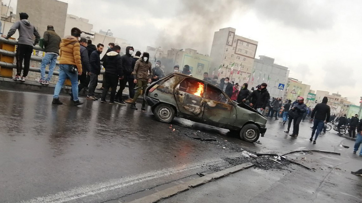 Tüntetők egy lángoló autónál Teheránban 2019. november 16-án, miután a kormány az üzemanyagárak jelentős emelését és a jegyrendszeralapú tankolás bevezetését helyezte kilátásba. A bejelentés töb városban is tiltakozásokat váltott ki, több mint negyven tüntetőt őrizetbe vettek. A távközlési minisztérium egy napra korlátozza a világháló elérhetőségét az iráni nemzetbiztonsági tanács utasítására. A törvényhozás rendkívüli ülést tart az ügyben.