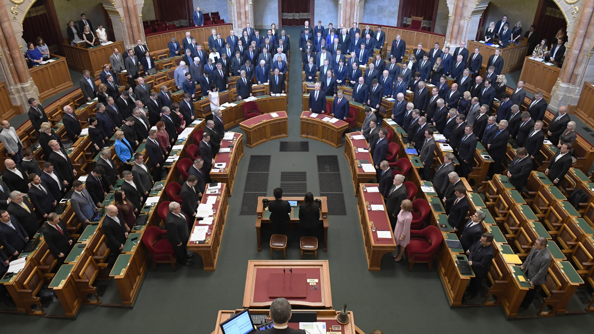 Képviselők az őszi ülésszak kezdetén az Országgyűlés plenáris ülésén 2019. október 21-én.