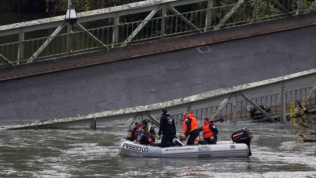 Mentőalakulatok tagjai túlélők után kutatnak  a Tarn folyón, miután leszakadt egy híd Mirepoix-sur-Tarn településnél, Toulouse városától északra 2019. november 18-án. Francia lapértesülések szerint egy kamion a megengedettnél nagyobb súllyal hajtott fel a hídra, ami nem bírta el a terhelést. Legkevesebb egy személy, egy 15 éves fiú életét vesztette a hídomlásban.