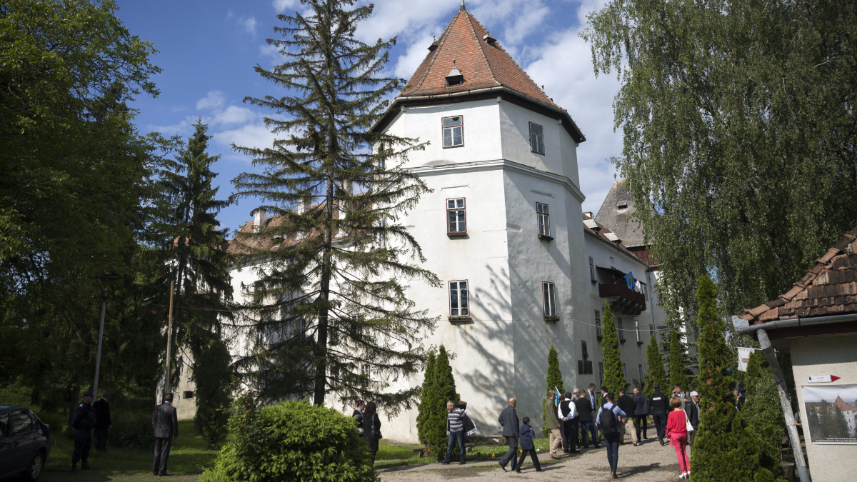 A Kemény-kastély az erélyi Marosvécsen, ahol látogatást tett Áder János köztársasági elnök 2016. május 16-án.