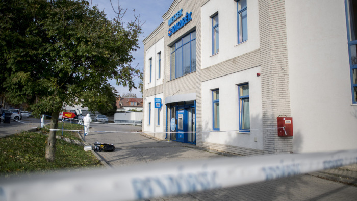 Bankrablás Pécsen - lezárták az utakat a rendőrök – képek