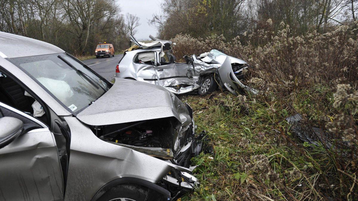 Összeroncsolódott személyautók a Pest megyei Csobánka közelében 2019. november 20-án. A két autó balesetében három ember súlyosan, egy könnyebben megsérült. Egy gyermeket mentőhelikopterrel szállítottak a kórházba.