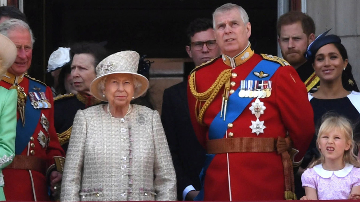 II. Erzsébet brit uralkodó (k) családjával nézi a hivatalos születésnapja alkalmából tartott hagyományos lovas díszszemlét a Buckingham-palota erkélyéről Londonban 2019. június 8-án. A Trooping of the Colour elnevezésű katonai parádét 1748 óta mindig június második szombatján tartják. II. Erzsébet királynő, a világ legidősebb és leghosszabb ideje regnáló uralkodója 1926. április 21-én született. II. Erzsébet mellett unokája, Vilmos herceg (b2), Vilmos felesége, Katalin hercegnő (b5), gyermekeik, György herceg (b3), Sarolta hercegnő (b4), Lajos herceg (b6), fia, Károly herceg (b8), Károly felesége, Kamilla hercegnő (b7), lánya, Anna hercegnő (b9), fia, András herceg (b12), unokája, Harry herceg (b13) és Harry felesége, Meghan hercegnő (b14).