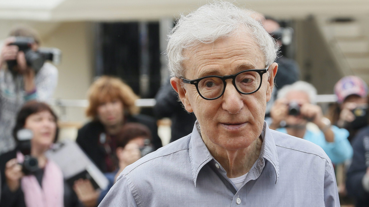 Woody Allen amerikai rendező a Cafe Society című filmjének bemutatója alkalmából tartott fotózáson a 69. Cannes-i Nemzetközi Filmfesztiválon 2016. május 11-én.