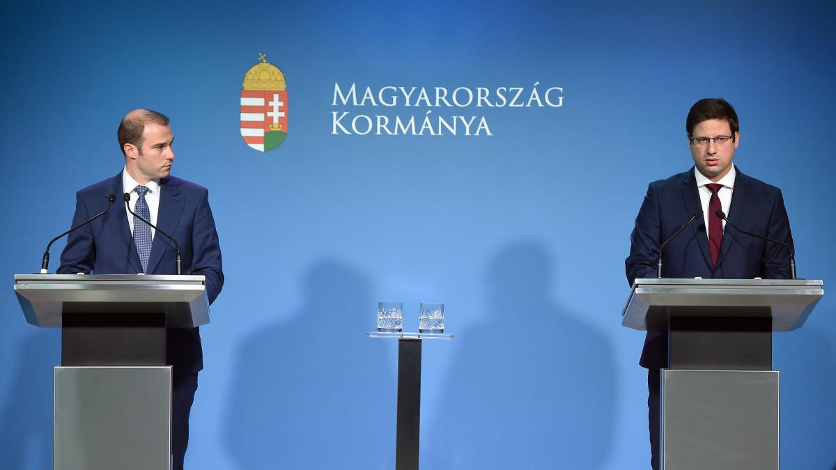 Gulyás Gergely Miniszterelnökséget vezető miniszter (j) és Hollik István kormányszóvivő a Kormányinfó sajtótájékoztatón a Miniszterelnöki Kabinetiroda Garibaldi utcai sajtótermében 2019. november 21-én.