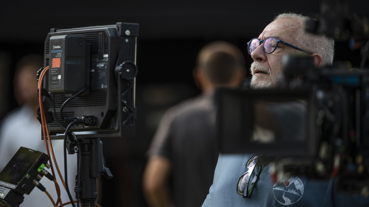 Gothár Péter rendező a Hét kis véletlen című játékfilm első forgatási napján a dömösi révnél 2018. augusztus 3-án. A film várhatóan 2019 végén kerül a mozikba.