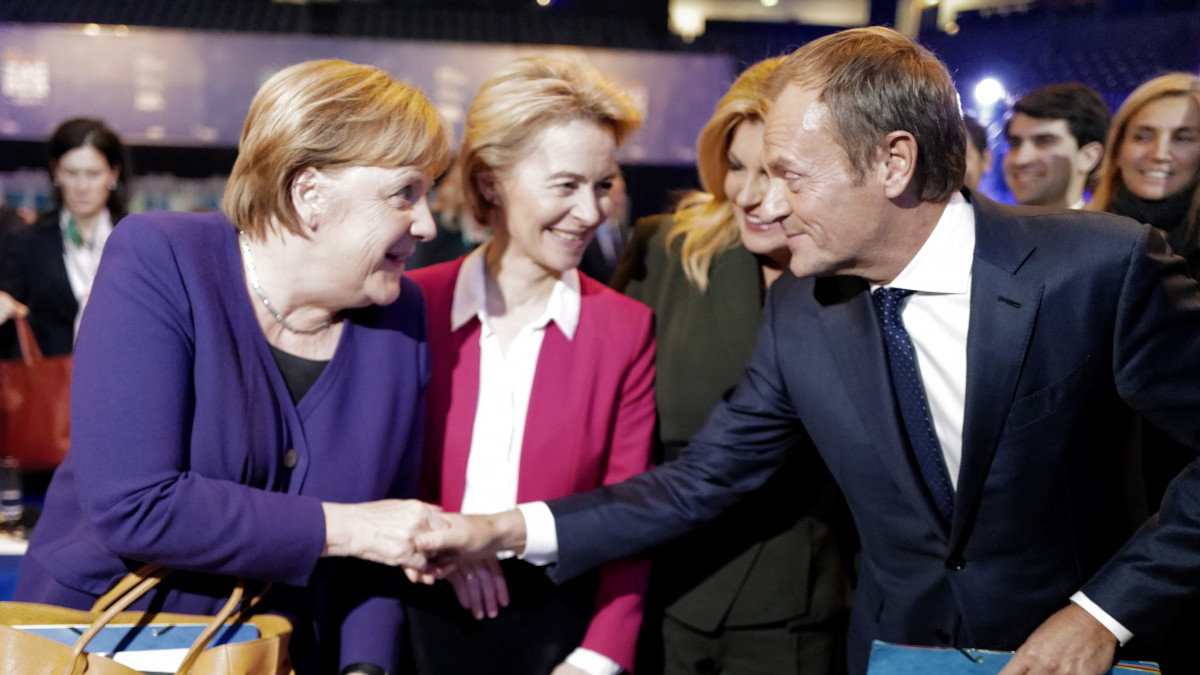 Angela Merkel német kancellár (b) gratulál Donald Tusknak, az Európai Tanács leköszönő elnökének (j), miután megválasztották az Európai Néppárt új elnökének a pártcsoport kétnapos tisztújító kongresszusán Zágrábban 2019. november 20-án.
