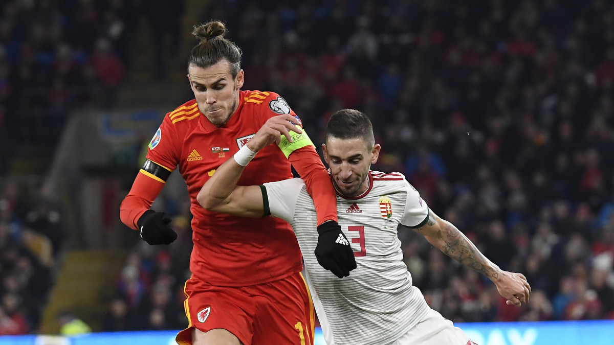Nagy Zsolt (j) és a walesi Gareth Bale a Wales - Magyarország labdarúgó Európa-bajnoki selejtezőmérkőzésen a cardiffi városi stadionban 2019. november 19-én.