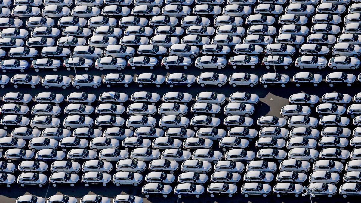 Légi felvétel új Porsche gépjárművekről a gyártó lipcsei üzemének udvarán 2015. november 3-án. A hatóságok a Volkswagen német járműgyártó csoporthoz tartozó Porschénál is megkezdték a vállalat károsanyag-kibocsátással kapcsolatos csalásai miatti vizsgálatokat.