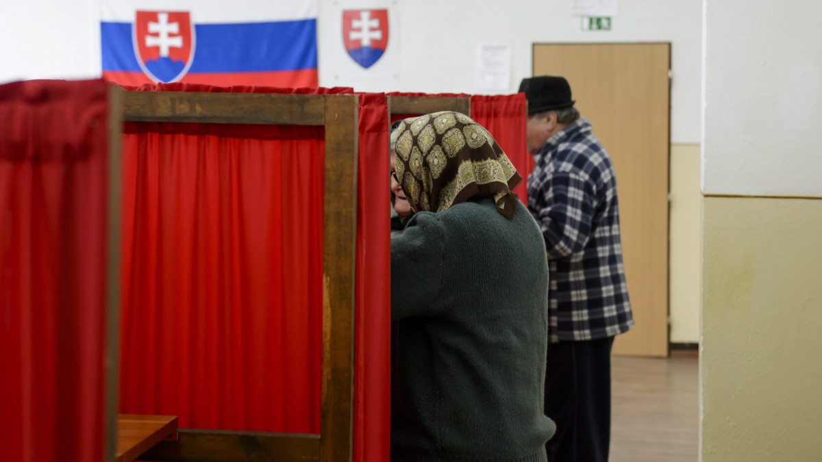 Helyi lakosok szavaznak a szlovákiai parlamenti választáson a felvidéki Gömöralmágyon 2016. március 5-én. Megközelítőleg 4,4 millió választópolgár 23 politikai pártra és mozgalomra, illetve azok közel 2900 képviselőjelöltjére adhatja le voksát.