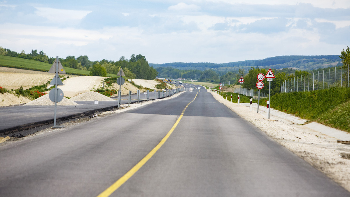 Az épülő R67-es út Mernyénél 2019. május 23-án. A Kaposvárt az M7-es autópályával összekötő gyorsút Somogyaszaló, Mernye, Mernyeszentmiklós, Vadépuszta és Somogybabod településeket kerüli el. A falvak közötti szakaszokon részben a meglévő 67-es főutat építik át gyorsúttá, a tervek szerint 2019 szeptemberére készül el a teljes út.