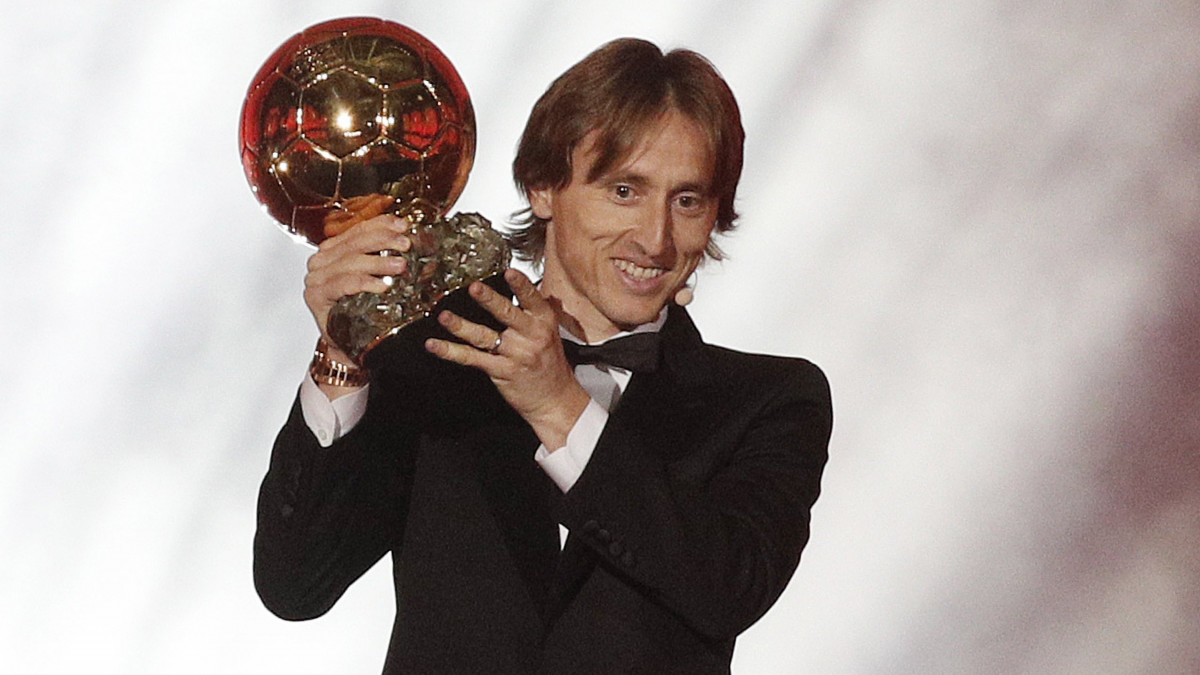 Luka Modric, a Real Madrid horvát labdarúgója kezében az év legjobb férfi futballistájának odaítélt Aranylabda-díjjal az átadóünnepségen Párizsban 2018. december 3-án.